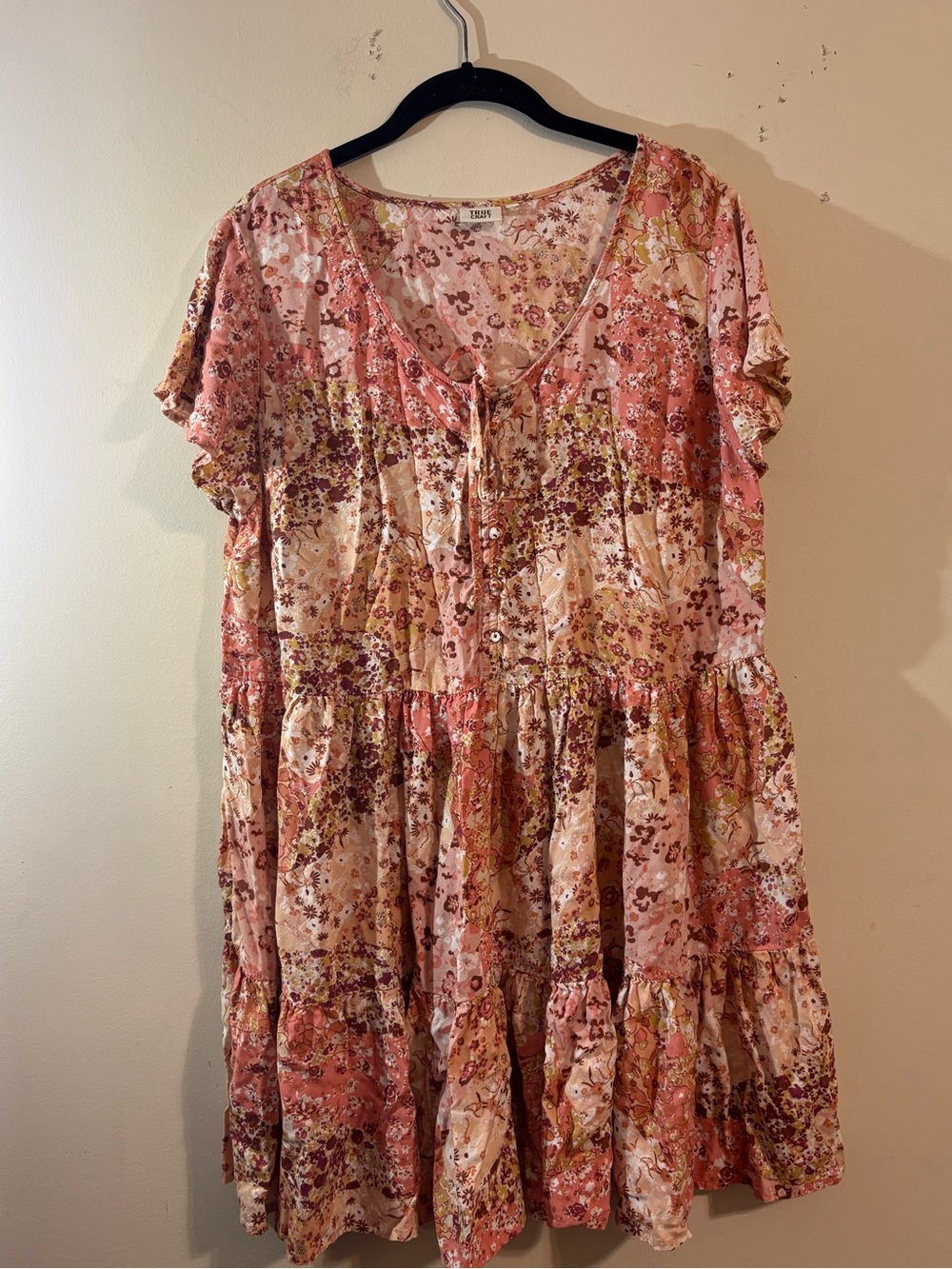 True Craft dress Floral peach Tiered V-Neck Women's medium button front placket
